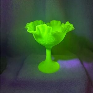 Vtg lime green custard satin glass FENTON Pedestal Candy dish, ruffles URANIUM